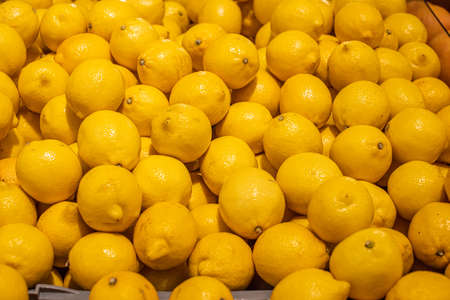 Big pile og lemons at a market.の写真素材