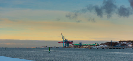 Container cranes of Scandiahamnen at winter.のeditorial素材