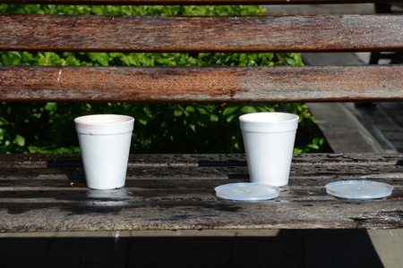 disposable cups with coffee stand on the bench
の写真素材