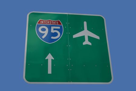 sign to Interstate 95 and airport isolated on blueの写真素材