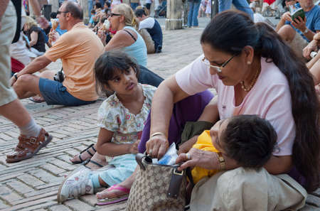 moments of quiet, resting on a trip abroad in the crowdのeditorial素材