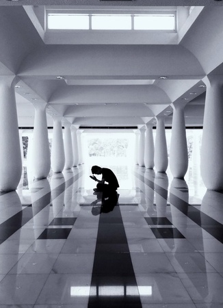 A man praying in a mosque の素材