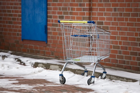 Abandoned Shopping Cart in Snowの写真素材