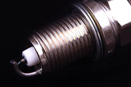 Internal combustion engine spark plug ignition moment inside cylinder 
