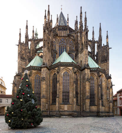 PRAGUE, CZECH REPUBLIK - JANUARY 04, 2014: St. Vitus Cathedral with Christmas treeのeditorial素材
