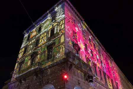 COMO, ITALY - December 28th, 2017: the Christmas lights illuminate the main square of Como. In this period a local Christmas market takes place hereのeditorial素材
