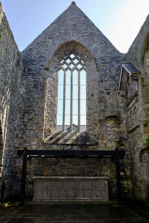 View of an openwork window and of a sarcophagus in Sligo Abbey, in the county of the same name, Ireland. It is a ruined medieval abbey of Dominican friars.の写真素材