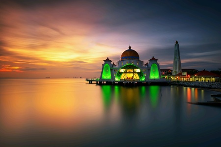 Beautiful sunset over Malacca Straits Mosque, Malaysiaの素材