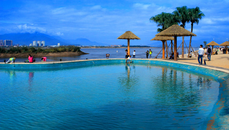 Beach park, green pool, personality of the pavilion, green coconut trees, there is quite a tropical resort, visitors like tide.のeditorial素材