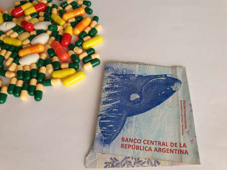 Argentine banknote of 200 pesos, capsules and medicine pills