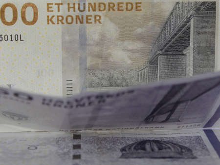 approach to danish banknotes of different denomination when falling stacked