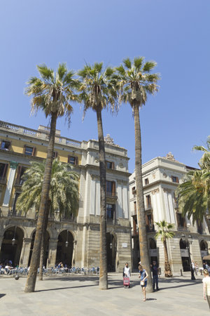 Tourists on Plaza Real on June 12, 2013 in Barcelona, Spain. The Royal Plaza is a square in the Gothic Quarter Barcelona. Located next to La Rambla and is a well-known tourist attraction, especially at night.のeditorial素材