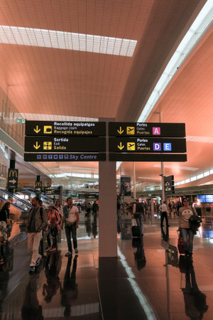BARCELONA - MAY 5: Interior of Prat Airport on May 5, 2015 in Barcelona, Spain. Since 2013, El Prat-Barcelona is the busiest airport in Spainのeditorial素材