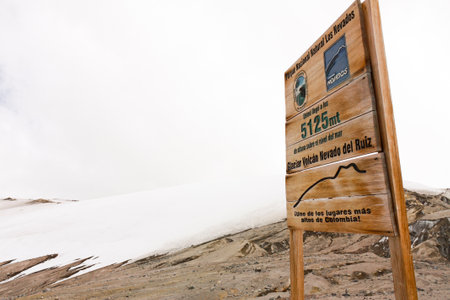 Glacier Volcano Nevado del Ruiz signboard. Due to climate change, the glacier is running. Of the 14 glaciers that had in the twentieth century, today only 6.のeditorial素材
