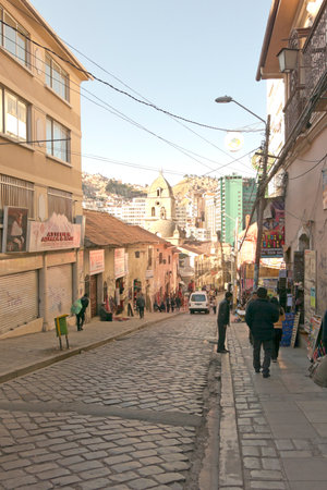 BOLIVIA, LA PAZ, 7 JUNE 2015 - One of the historical streets of the center in the city of La Paz, Bolivia. The streets of downtown La Paz are steep and full of shopsのeditorial素材