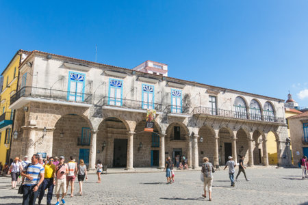 HAVANA, CUBA - JANUARY 16, 2017: Tourists at the Cathedral Square on a beautiful day. Old Havana, Cuba. In this square is the cathedral, the Colonial Art Museum and the Archeology Museum. Cubaのeditorial素材