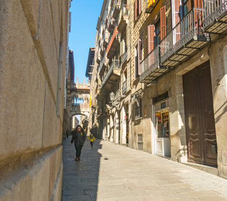 BARCELONA, SPAIN - SEPTEMBER 2, 2018: Neogothic bridge at Carrer del Bisbe (Bishop Street) in the famous Gothic Quarter. Barcelona, Catalonia, Spainのeditorial素材