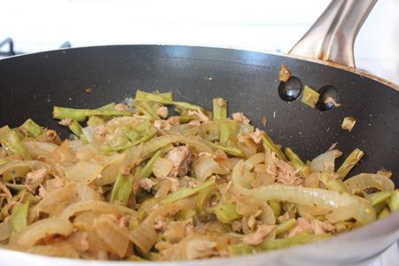 Wok with vegetables (onions, beans and olives) and tuna fishの写真素材
