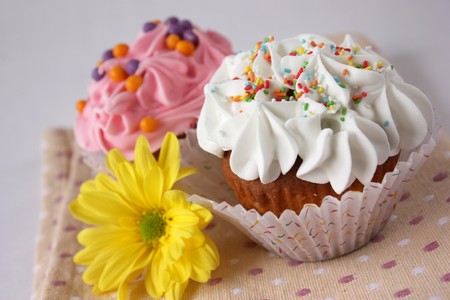 Cupcakes and flowerの写真素材
