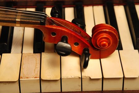 Vintage old Piano and violin head partの写真素材