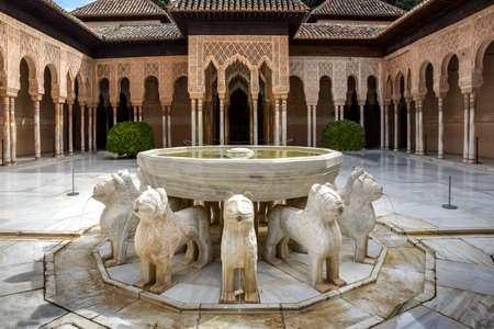 Palacio de los Leonas, Court of Lions with 12 lions fountain Alhambra Spainのeditorial素材