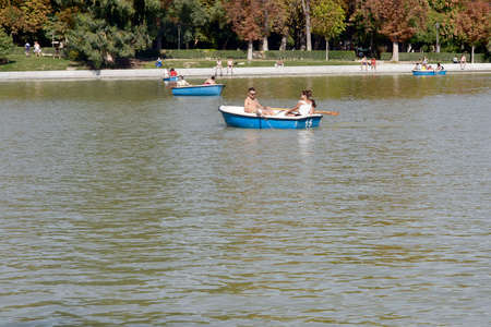 Big Pond Retiro Park in Madrid. Spain. Built by Philip IV. couple paddlingのeditorial素材