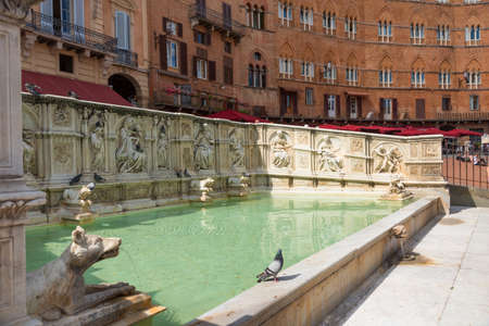 SIENA, ITALY MAY 25, 2017: Fonte Gaia (fountain of joy), with the Virgin Mary and baby Jesus. Piazza del Campo (Campo square).のeditorial素材