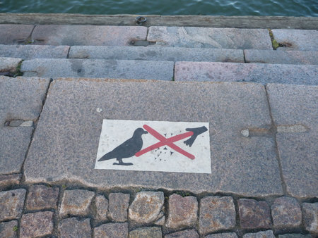 Sign "No feed bird" or "Don't feed bird" on the embankment of the city of Helsinki, Finlandの写真素材