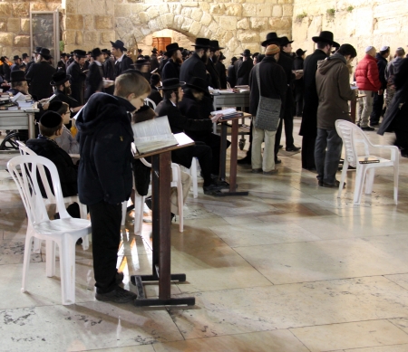 Pilgrims and tourists visiting Western wall at the night  のeditorial素材