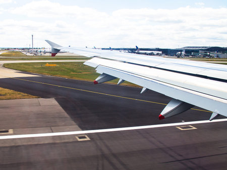 Aircraft Airbus A-320  landing  in Heathrow Airport  on cloudy sky background. London. UKのeditorial素材