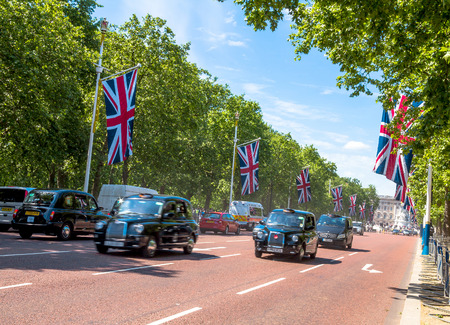 The Mall, street in front of Buckingham Palace. The Mall - The Diana Princess of Wales Memorial Walk. London, UK.のeditorial素材