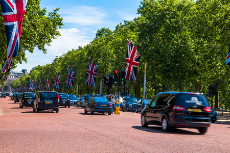 The Mall, street in front of Buckingham Palace. The Mall - The Diana Princess of Wales Memorial Walk. London, UKのeditorial素材