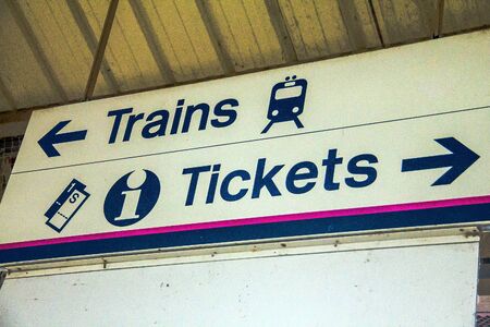 Signpost at  the  Windsor train station indicating the direction of movement to the platform and the boothsのeditorial素材