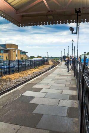 Unidentified passengers on Platform of  Windsor train station. UKのeditorial素材