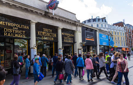 Unidentified tourists and locals near  South Kensington Metropoliten and District Railway station. Londonのeditorial素材