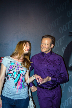 London, UK - JUNE 7,2015: Unidentified girl makes photo for memory with a wax figure of Robin Williams is seen on display at Madame Tussaudsのeditorial素材