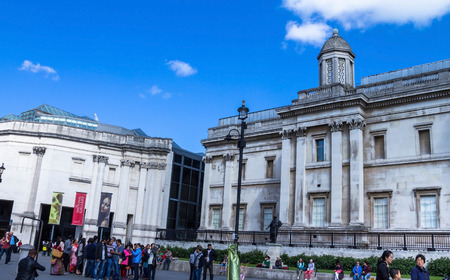 LONDON, UK - JUNE 7, 2015: Unidentified tourists near National gallery and Trafalgar Squareのeditorial素材