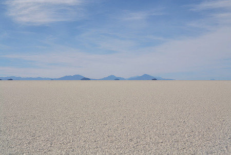 Salt desert with mountains in the far distance, Salar de Uyuni in Boliviaの写真素材