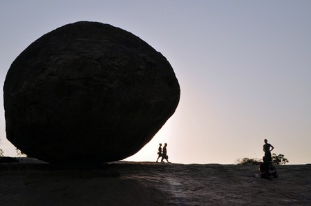 Krishnas butterball balancing giant natural rock stone. Mamallapuram - Mahabalipuram, Tamil Nadu, Indiaのeditorial素材