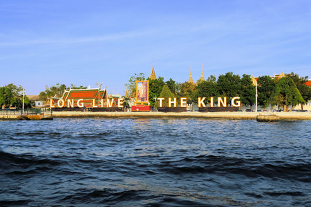 Long live the King reads a sign along the Chao Phraya river to commemorate the birthday of the king of the constitutional monarchy of Thailand. Many Thai people are enamored with their King Bhumipol.のeditorial素材