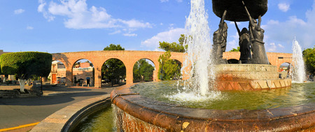 Fountain with Spanish colonial aquaeduct providing water in former silver mining town of Morelia, Central Mexicoの写真素材