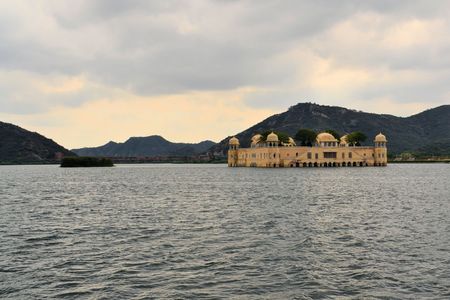 Indian water palace on Jal Mahal lake as seen from the embankment in Jaipur, Rajasthan, Indiaのeditorial素材