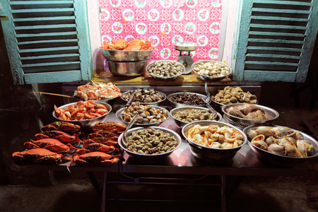 Street Vendor in Ho Chi Minh City, Vietnam selling fresh seafood on the sidewalk. Seafood is a favorite dinner food of Vietnames people, Saigon, Vietnamの写真素材