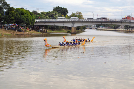 Chiang Mai, Thailand - 16 November 2013: A team of paddlers participate in a dragon boat race during the Loi Krathong festival on Ping River in Chiang Mai, Thailandのeditorial素材