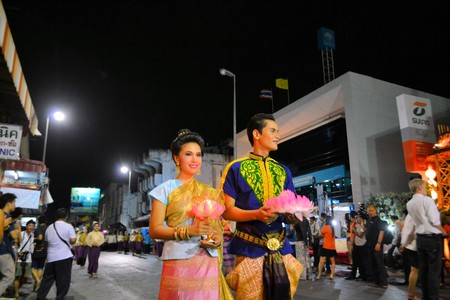 Chiang Mai, Thailand - 18 November 2013: Loy Krathong festival. Unidentified people dressed traditionally carrying their floating Krathongsのeditorial素材