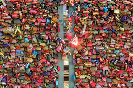 Love locks on HohenzollernbrÃ¼cke ( Hohenzollern Bridge) in Cologne (KÃ¶ln/Koeln), Germany.のeditorial素材