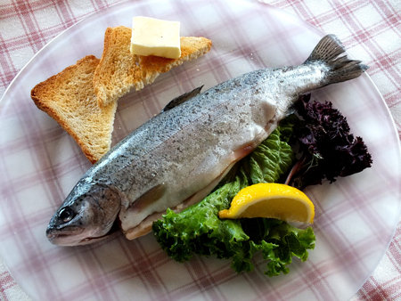 Fish with salad and toast and lemon