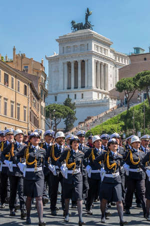 ROME, ITALY - JUNE 2, 2017: Military parade at Italian National Day. Soldiers in formation, including women.The Monument a Vittorio Emanuele II in background.のeditorial素材