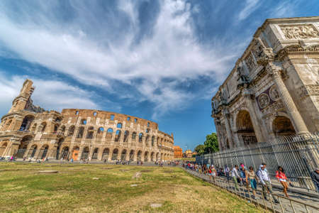 ROME, ITALY - MAI 30, 2017: View of the arch of Constantine and the Coliseum in Rome, Italy with a lot tourists. Sky with clouds in background.のeditorial素材