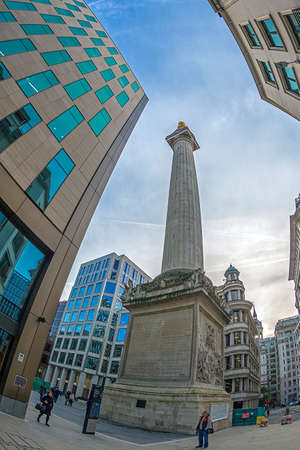 LONDON, ENGLAND - NOVEMBER 27, 2017: Commemorative monument to the Great Fire in 1666.のeditorial素材